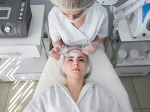 face-peeling-mask-spa-beauty-treatment-skincare-woman-getting-facial-care-by-beautician-at-spa-e1654813171493-pq2wvkelt705hgjwnaazjfskmzspeperjyngohtxf4