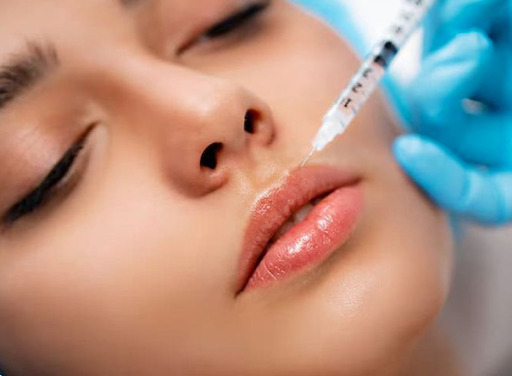 Doctor injecting a patient’s lips during a lip filler treatment in Dubai
